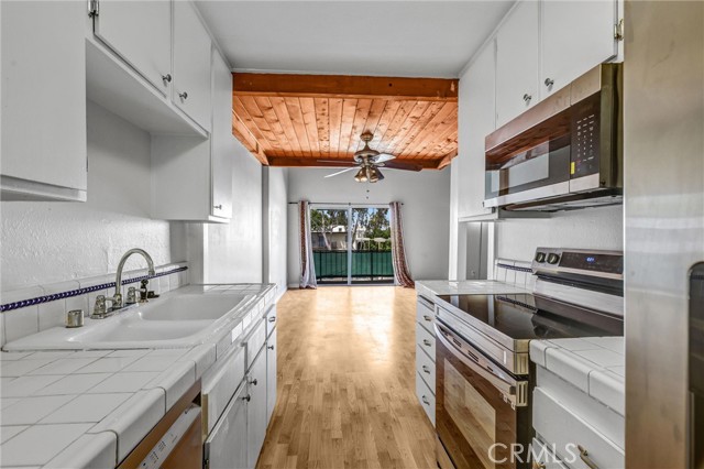 Detail Gallery Image 12 of 35 For 5460 White Oak Ave #E319,  Encino,  CA 91316 - 1 Beds | 1/1 Baths