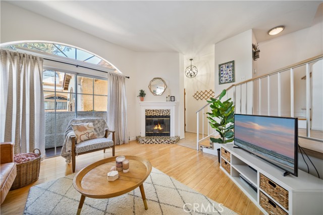 Detail Gallery Image 5 of 47 For 19950 Sherman Way Unit a a,  Winnetka,  CA 91306 - 3 Beds | 4 Baths