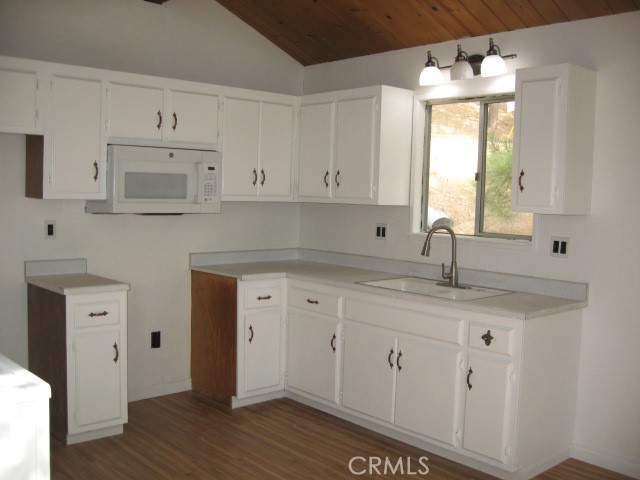 Detail Gallery Image 5 of 19 For 2756 Circle Dr, Running Springs,  CA 92382 - 2 Beds | 1/1 Baths