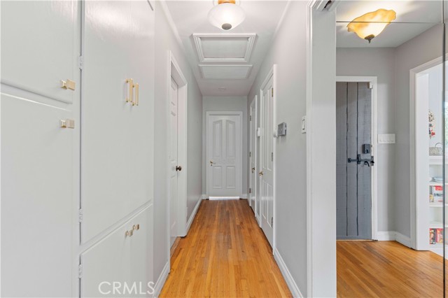 13405 Tiara Street, Valley Glen CA: https://media.crmls.org/medias/4a8bd68f-e743-445e-a588-f90df0c0b70f.jpg