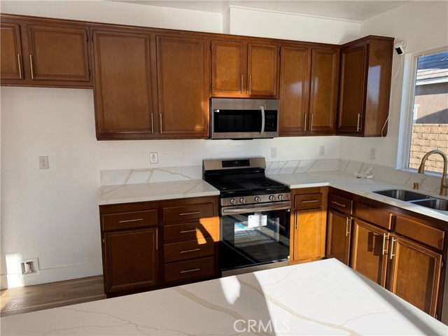 Detail Gallery Image 4 of 22 For 37920 Pisces Cir, Palmdale,  CA 93552 - 5 Beds | 4 Baths