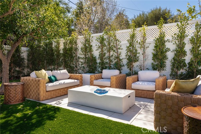 22640 Clarendon Street, Woodland Hills CA: https://media.crmls.org/medias/4a9a5845-d6bb-4639-be16-48ffb0782b2a.jpg