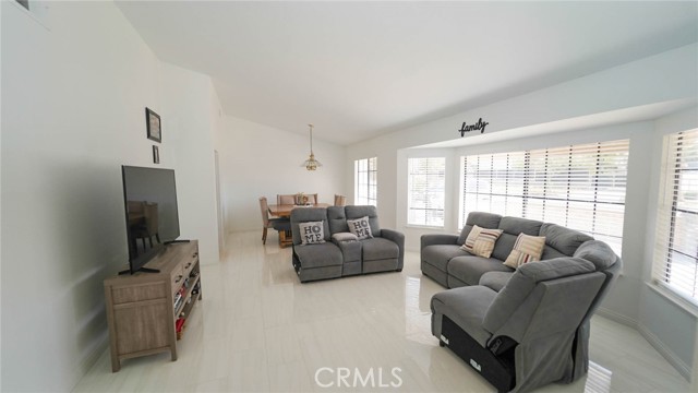 Detail Gallery Image 5 of 29 For 12101 Hinson St, Moreno Valley,  CA 92555 - 4 Beds | 2 Baths