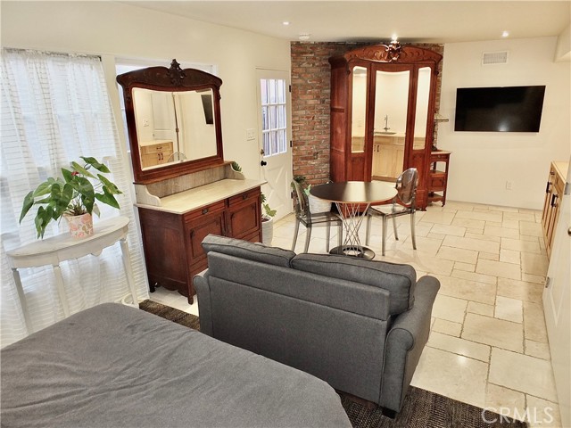 Detail Gallery Image 38 of 71 For 89 Rivo Alto Canal, Long Beach,  CA 90803 - 5 Beds | 3/1 Baths