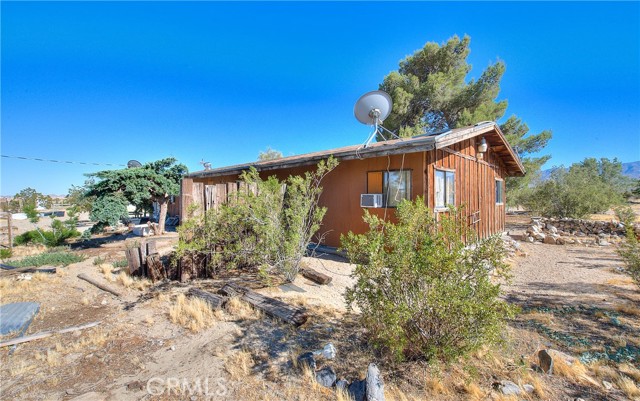 Detail Gallery Image 2 of 18 For 45757 Paddington Rd, Lucerne Valley,  CA 92356 - 2 Beds | 1 Baths