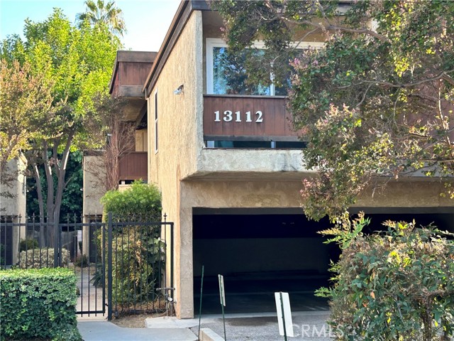 Detail Gallery Image 1 of 9 For 13112 Moorpark St #2,  Sherman Oaks,  CA 91423 - 2 Beds | 2/1 Baths