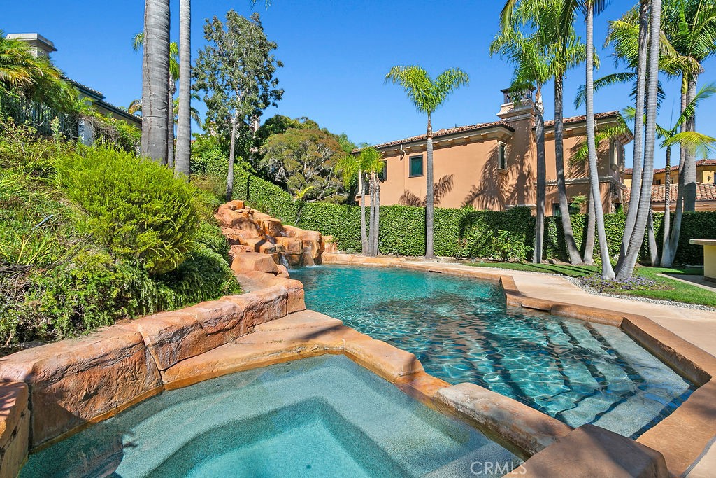 https://media.crmls.org/medias/4aa2a7f4-838d-4bdf-b0c8-8f6331094d62.jpg?preset=X-Large