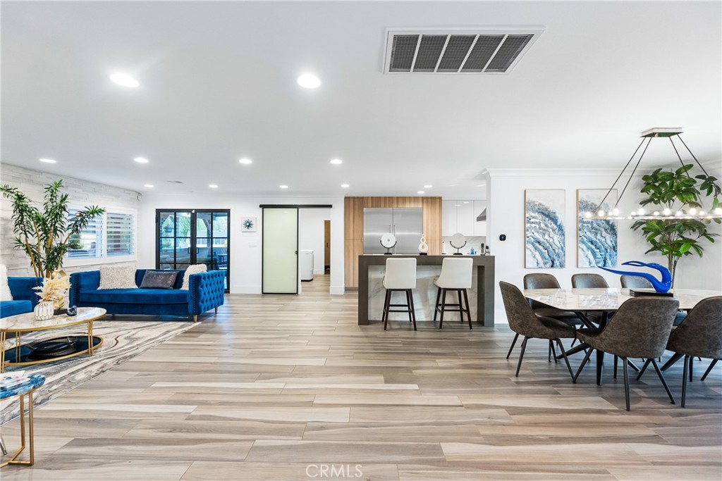 https://media.crmls.org/medias/4aa328eb-a87d-4b71-ad3e-6aba0c6995da.jpg?preset=X-Large