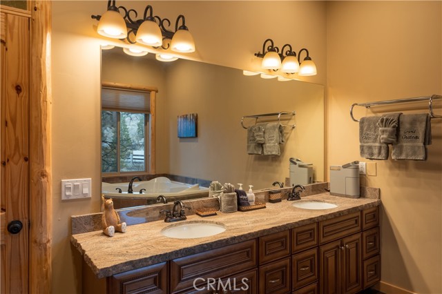325 Stoney Creek Road, Big Bear Lake CA: https://media.crmls.org/medias/4aa4b234-e589-4cd6-8d92-20bc1a9e455c.jpg