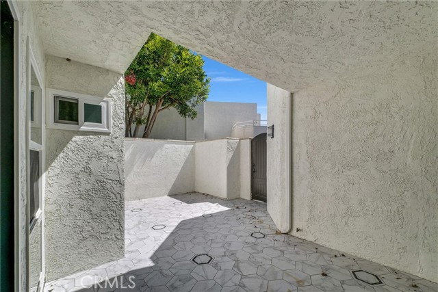 5 Crest Circle, Corona del Mar CA: https://media.crmls.org/medias/4aa5400d-8f83-474f-b27a-302e61ca2772.jpg