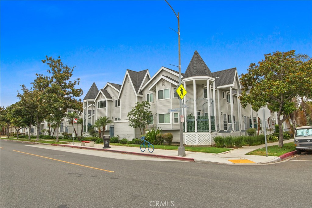869 Magnolia Avenue
