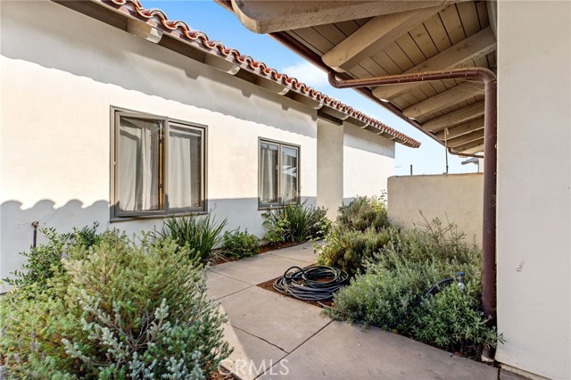4 Golden Meadow Lane, Fallbrook CA: https://media.crmls.org/medias/4aa98ddd-6d83-47cb-acf4-9ddbab7e91a5.jpg