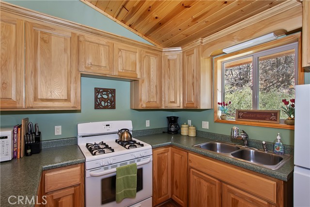 Detail Gallery Image 11 of 26 For 33653 Green Valley Ln, Green Valley Lake,  CA 92341 - 1 Beds | 1 Baths