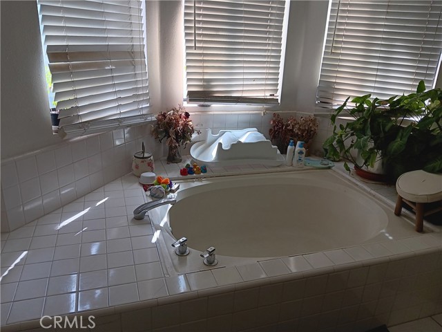 Soaking tub