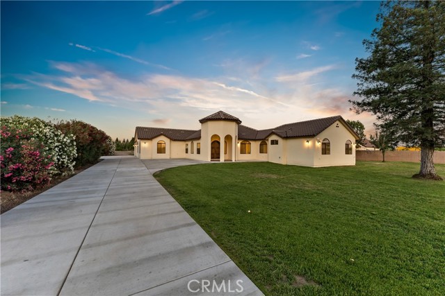 Detail Gallery Image 1 of 34 For 286 N Locan Ave, Fresno,  CA 93737 - 5 Beds | 4/1 Baths