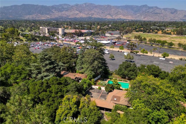 1075 Pine Oak Lane, Pasadena CA: https://media.crmls.org/medias/4aabb041-2712-4921-927e-073ecd6ef490.jpg