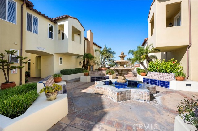 Detail Gallery Image 4 of 8 For 328 5th, Huntington Beach,  CA 92648 - 2 Beds | 2/1 Baths