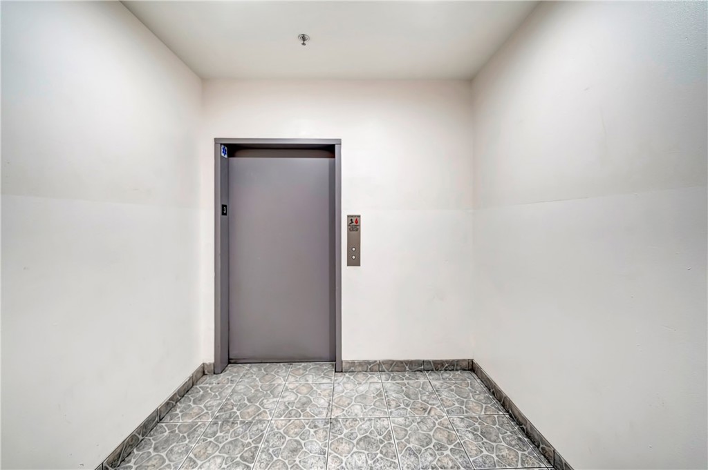 https://media.crmls.org/medias/4ab133e1-3f16-464e-bc0d-3a32e9a745d0.jpg?preset=X-Large