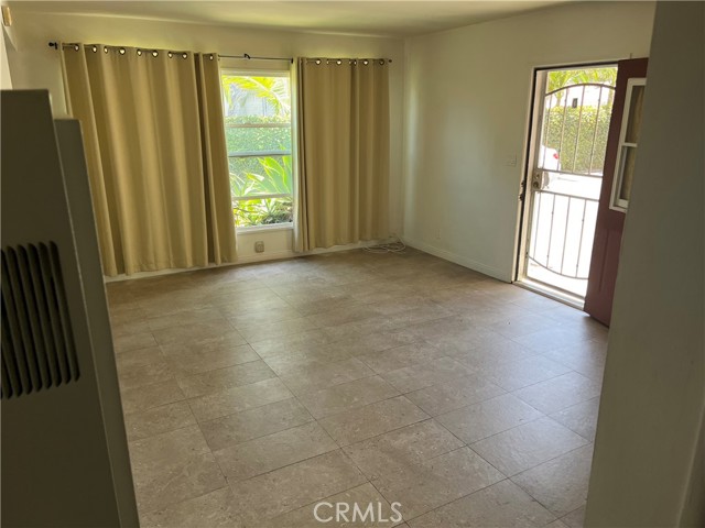 Detail Gallery Image 4 of 8 For 680 18th St #D,  Costa Mesa,  CA 92627 - 2 Beds | 1 Baths