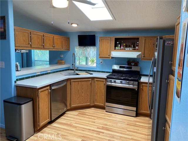80 Huntington, Huntington Beach CA: https://media.crmls.org/medias/4ab1bbb4-86e1-419b-837e-59a1ea564ee0.jpg