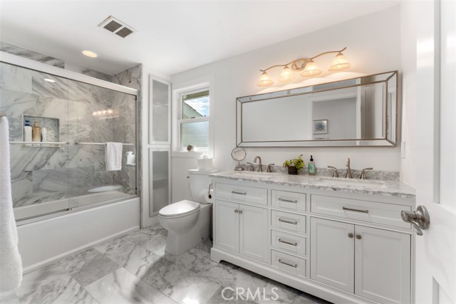 Upstairs bathroom with double sinks and tub/shower