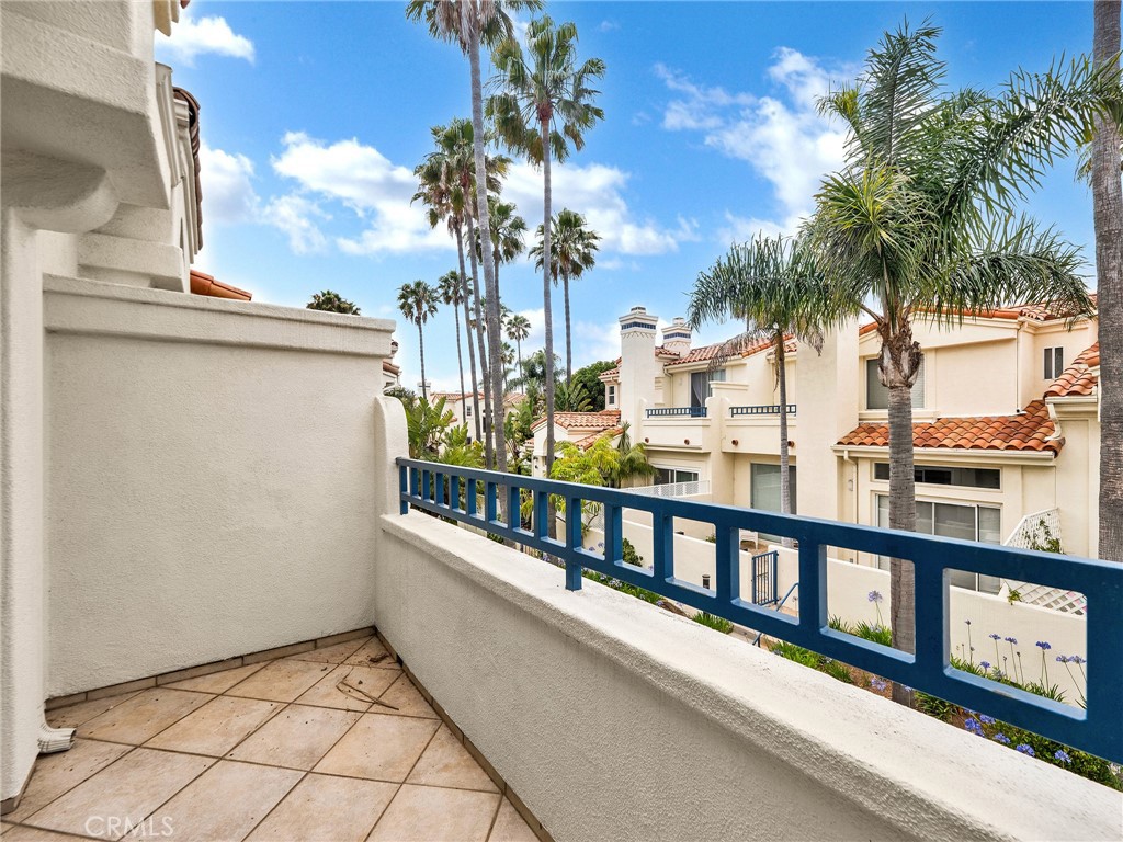 https://media.crmls.org/medias/4ab23e12-cae8-4472-ae51-5e37f6e3c1a0.jpg?preset=X-Large