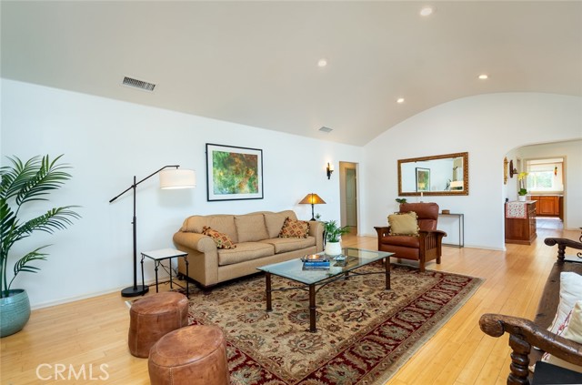 Detail Gallery Image 8 of 58 For 1404 Corona Dr, Glendale,  CA 91205 - 4 Beds | 2/1 Baths