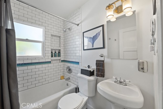213 East 45th Street, Long Beach CA: https://media.crmls.org/medias/4ab6b552-21de-4784-a72f-80f08bf313fc.jpg