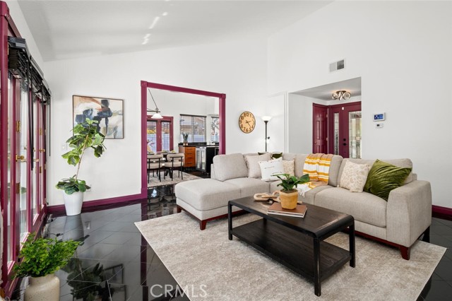 Detail Gallery Image 4 of 44 For 757 Horseshoe Cir, Vista,  CA 92081 - 3 Beds | 2 Baths