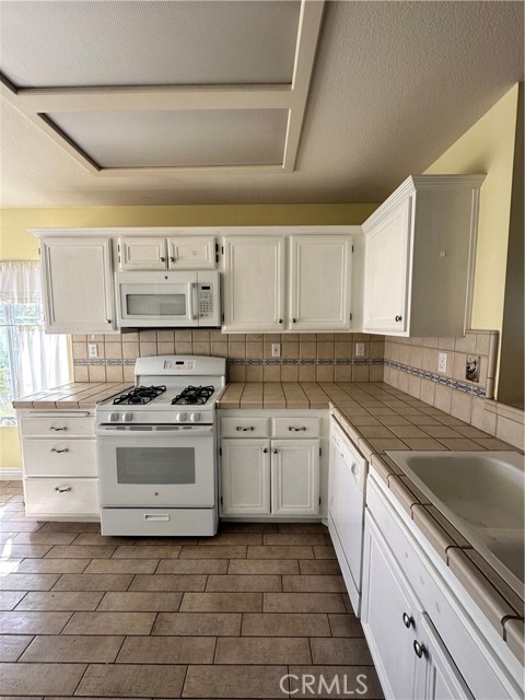 11548 Oak Street, Apple Valley CA: https://media.crmls.org/medias/4ac286ed-4970-445c-9083-a099670feff4.jpg