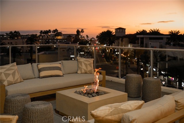 414 Main St., Huntington Beach CA: https://media.crmls.org/medias/4ac2fadf-372c-43ea-ad69-c504ef953aeb.jpg