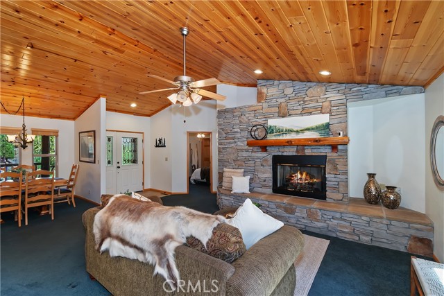 379 Fawntrail Place, Big Bear Lake CA: https://media.crmls.org/medias/4ac63b58-284a-4f9b-92b8-b8c01949f705.jpg