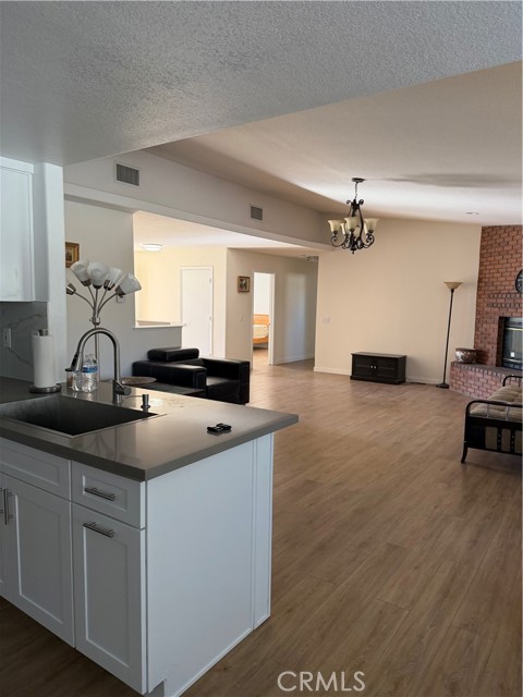 Detail Gallery Image 7 of 10 For 17712 Siskiyou Rd, Apple Valley,  CA 92307 - 4 Beds | 2 Baths