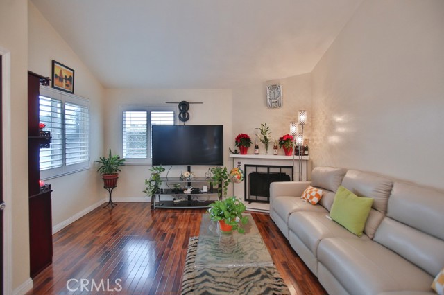 Detail Gallery Image 10 of 30 For 3900 W Hazard Ave #B,  Santa Ana,  CA 92703 - 2 Beds | 2/1 Baths