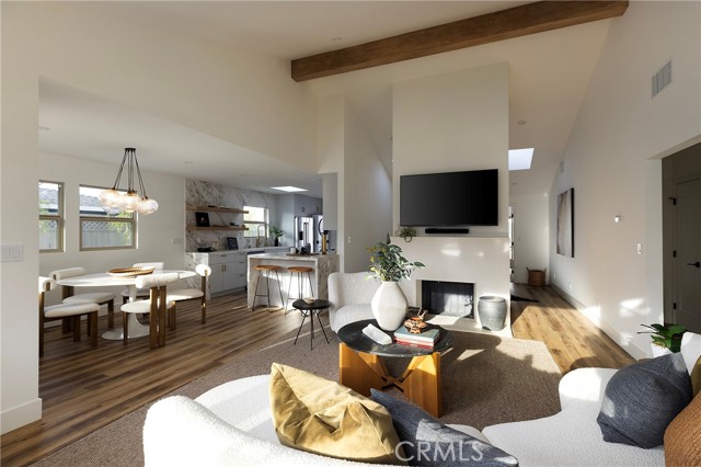 Detail Gallery Image 4 of 37 For 212 E 19th St, Costa Mesa,  CA 92627 - 5 Beds | 4 Baths