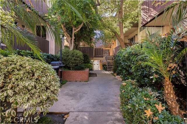 Detail Gallery Image 2 of 25 For 14960 Victory Bld #102,  Van Nuys,  CA 91411 - 2 Beds | 2 Baths