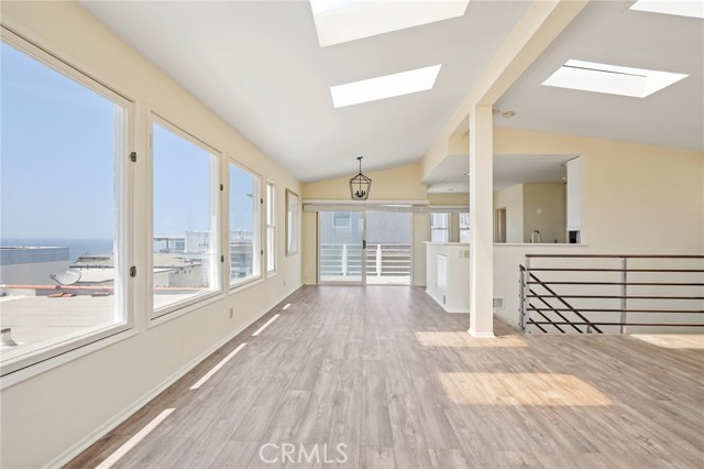 221 33rd Street, Manhattan Beach, California 90266, 3 Bedrooms Bedrooms, ,1 BathroomBathrooms,Residential,Sold,33rd,SB22087208