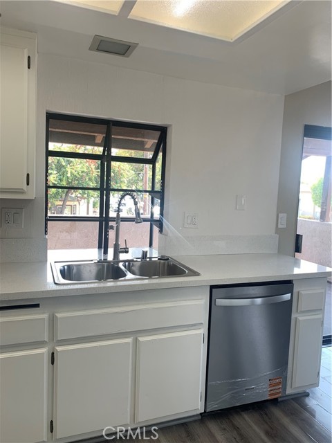 10852 Walnut Street, Los Alamitos CA: https://media.crmls.org/medias/4ad6ec60-4e87-4fae-a996-9dffa63f55e2.jpg