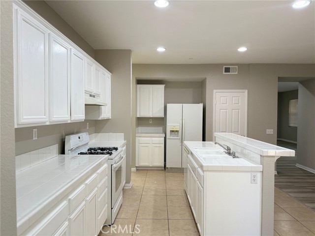 Detail Gallery Image 8 of 36 For 4547 Nicole Way, Riverside,  CA 92501 - 5 Beds | 3/1 Baths