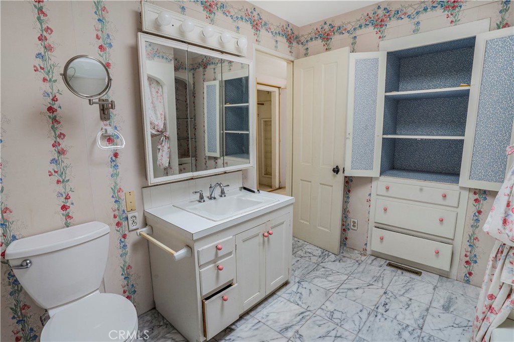 https://media.crmls.org/medias/4adf0820-39cf-44d6-b4d2-e244b230e0ae.jpg?preset=X-Large