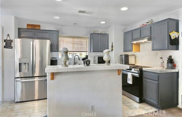 Detail Gallery Image 9 of 33 For 29483 Rock Point Dr, Lake Elsinore,  CA 92530 - 5 Beds | 3 Baths