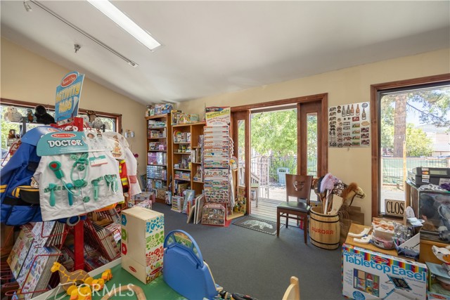 652 Pine Knot, Big Bear Lake CA: https://media.crmls.org/medias/4ae541b2-0b33-426a-99f1-78601247d016.jpg