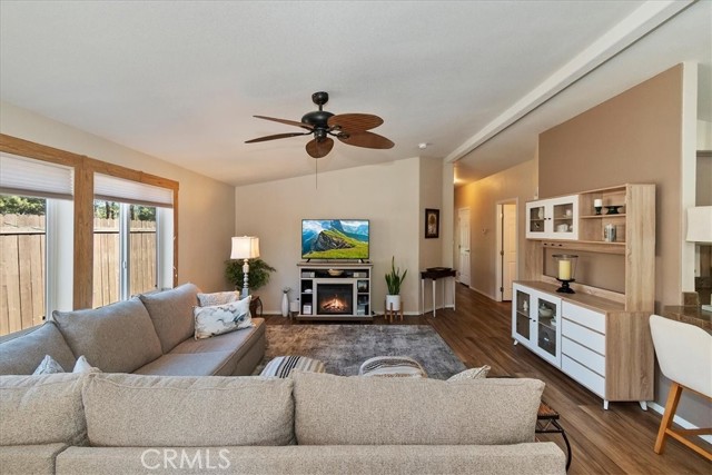 391 Montclair Dr, Big Bear City CA: https://media.crmls.org/medias/4ae74842-e8cf-4938-bd30-238e7b7e2c2b.jpg