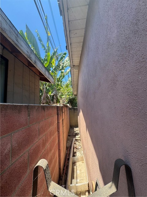 2124 W Civic Center Drive, Santa Ana CA: https://media.crmls.org/medias/4aea2d14-60bd-4e95-8daa-a003e1a92433.jpg