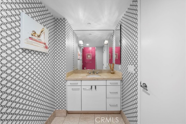 13600 Marina Pointe Dr., Marina del Rey CA: https://media.crmls.org/medias/4aeb9897-e206-4bb3-8fc7-09a9f8829165.jpg