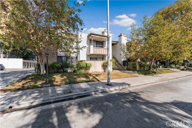 Detail Gallery Image 13 of 48 For 15511 Sherman Way #1,  Van Nuys,  CA 91406 - 2 Beds | 2 Baths