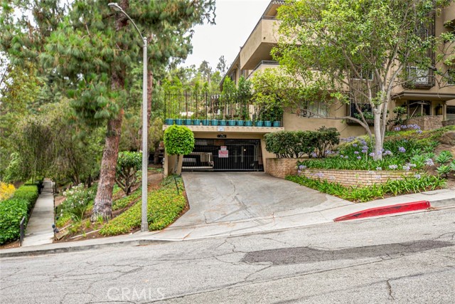 6700 Hillpark Drive, Los Angeles CA: https://media.crmls.org/medias/4aee0878-e366-4689-81d9-eb981612946b.jpg