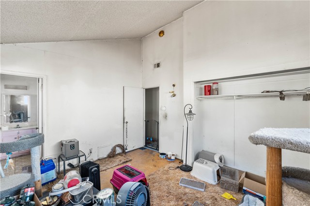 22038 Alamogordo Road, Saugus CA: https://media.crmls.org/medias/4af1cb19-61e4-47dc-96ea-a74d127226a6.jpg