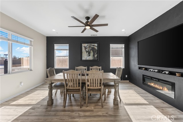 Detail Gallery Image 7 of 49 For 2517 San Madrid Way, Rosamond,  CA 93560 - 3 Beds | 2/1 Baths