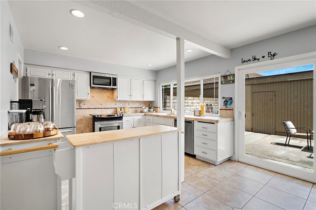 https://media.crmls.org/medias/4af3c876-80e3-44f9-970a-91118ccdb62f.jpg?preset=X-Large